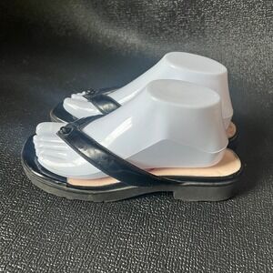 Taryn Rose Black Patent Leather Thong Sandals Flip Flops Women 8M Chunky Comfy